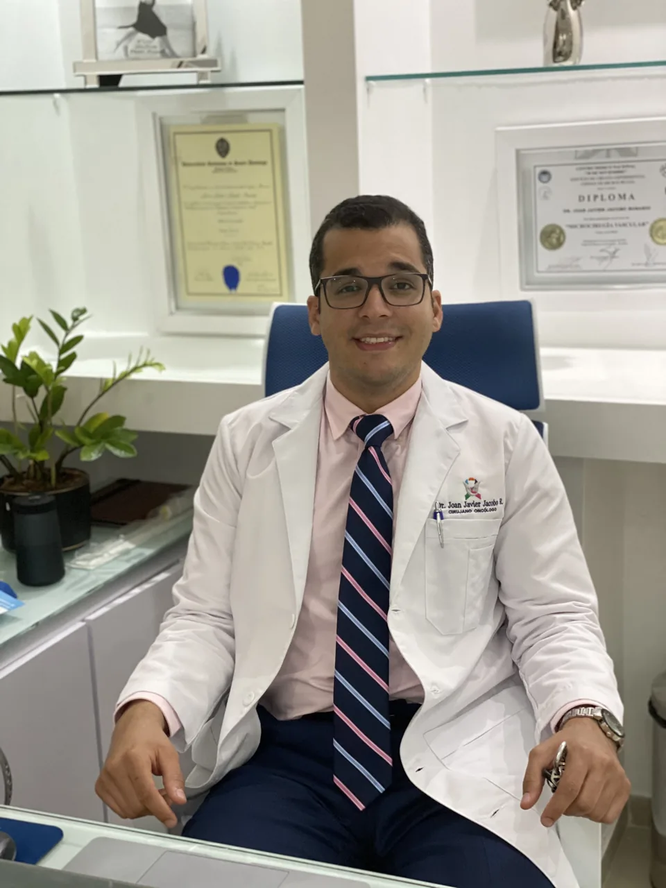 El Dr. Jacobo en su consultorio.